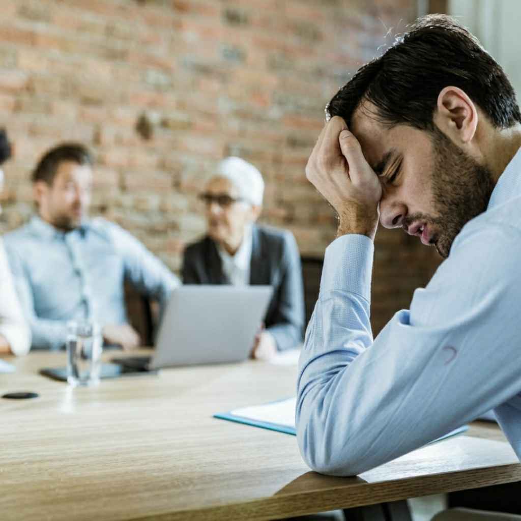غلبه بر خجالت در محیط کار؛ چگونه در جلسات قدرتمند صحبت کنیم؟
